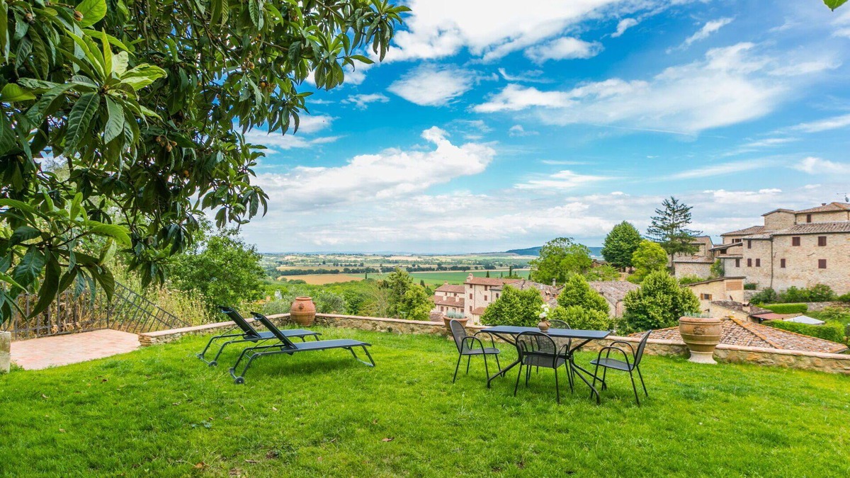 Stigliano Apartment | Cosy apartment for 3 guests with WIFI, TV, patio, pets allowed and panoramic view