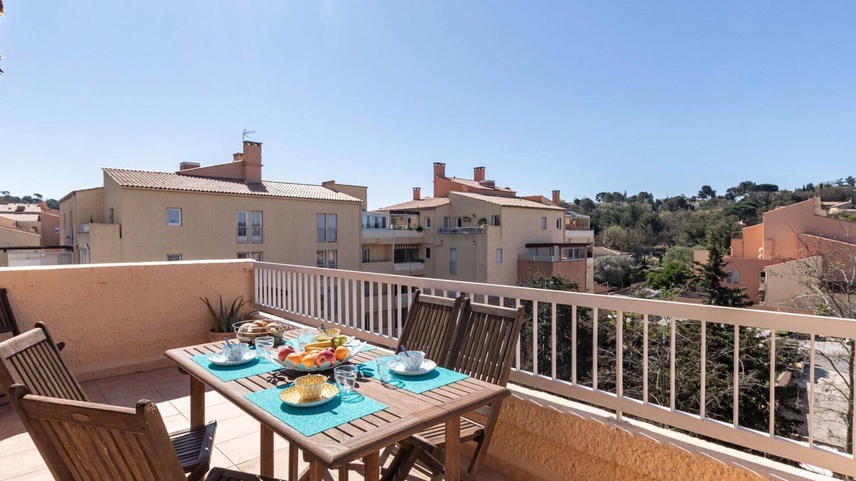 Le Pradet Apartment | Cosy apartment for 4 people with A/C, WIFI, TV, terrace and panoramic view