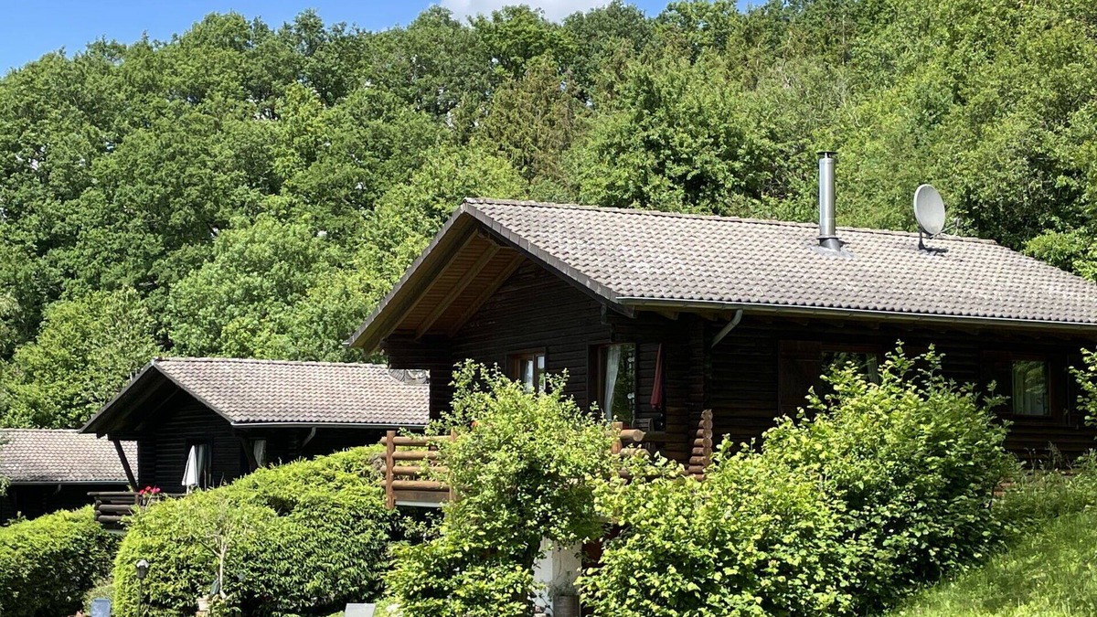 Schoenecken Apartment | Cosy apartment for 4 guests with WIFI, TV, patio and pets allowed