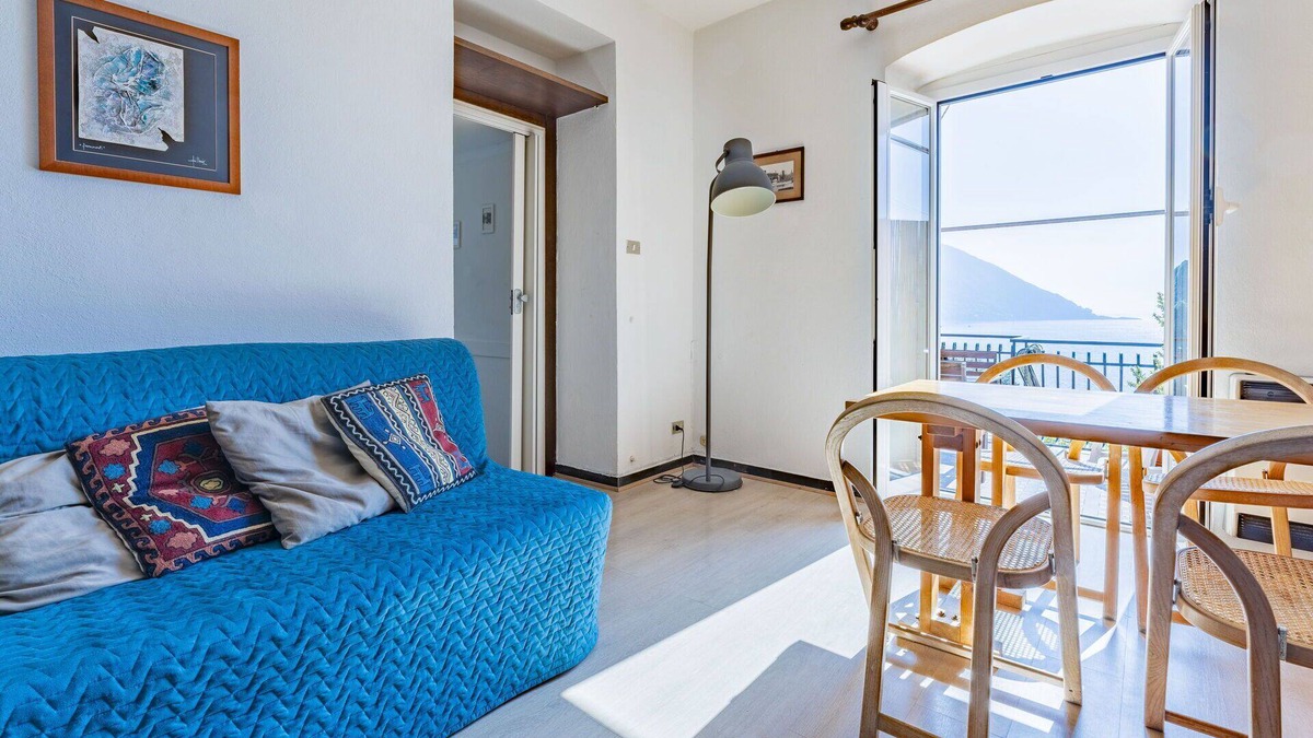 Pontedecimo Apartment | Cosy apartment for 4 guests with WIFI, A/C, TV, balcony and panoramic view, close to Portofino