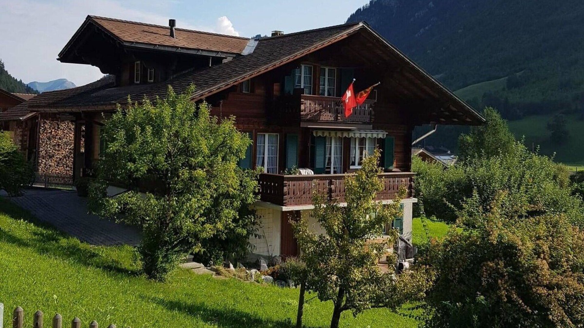 Oeschseite Apartment | Cosy apartment for 4 guests with WIFI, TV and balcony
