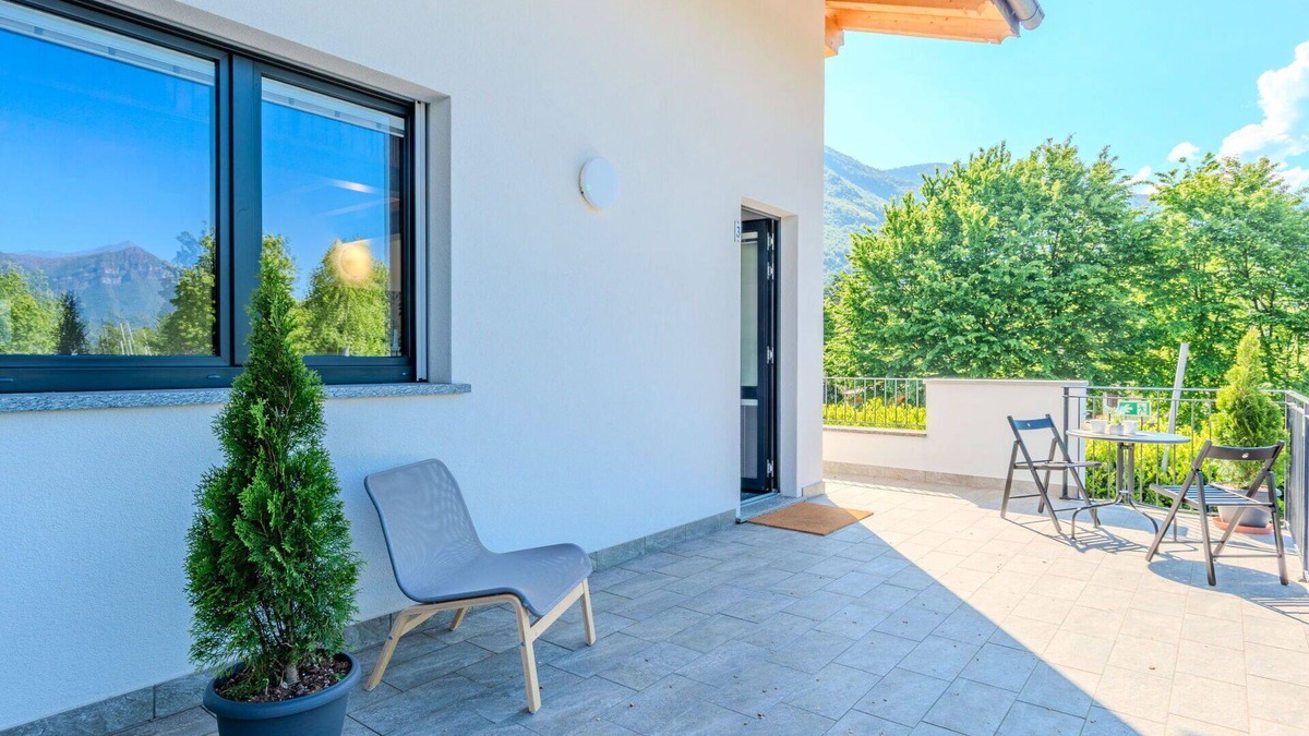Dervio Apartment | Cosy apartment for 4 people with WIFI, A/C, pool, TV, patio and parking