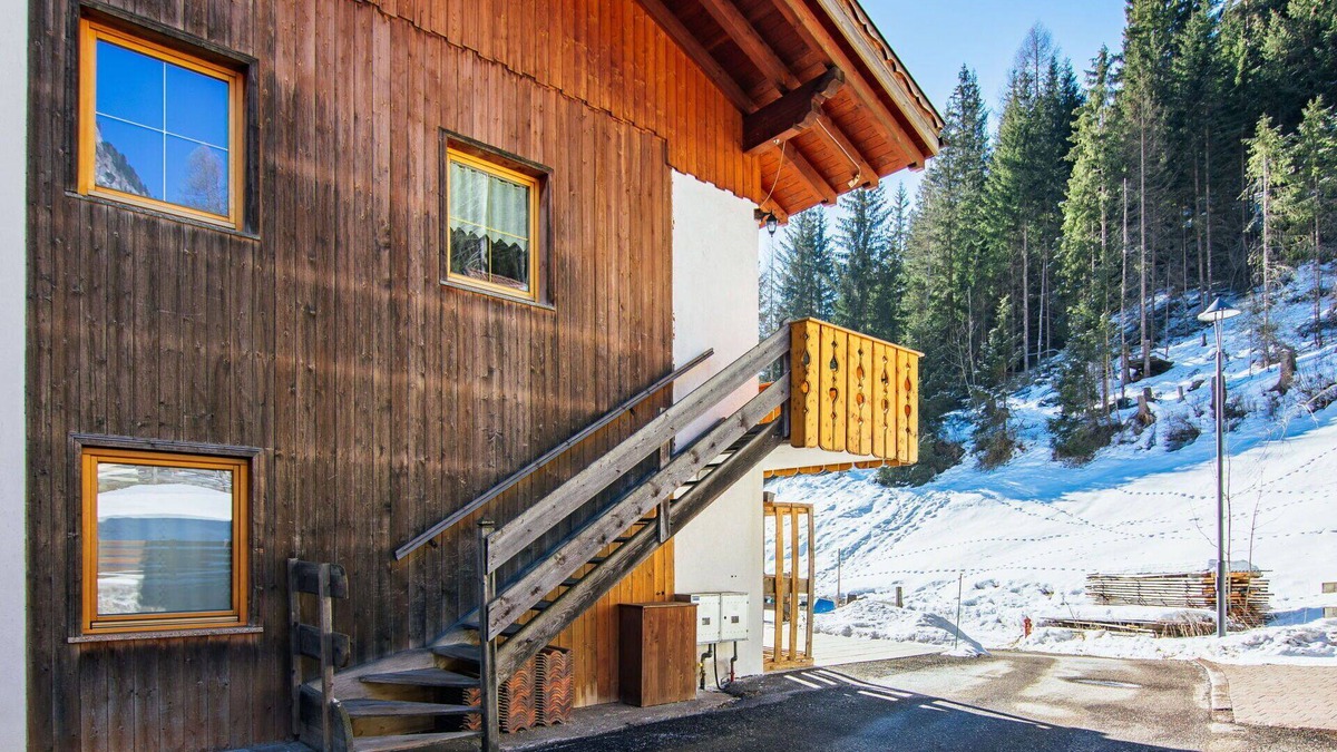 Mazzin Apartment | Cosy apartment for 4 people with WIFI, TV, balcony and parking