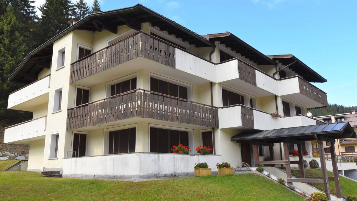 Madonna di Campiglio Apartment | Cosy apartment for 4 people with WIFI, TV, terrace and pets allowed