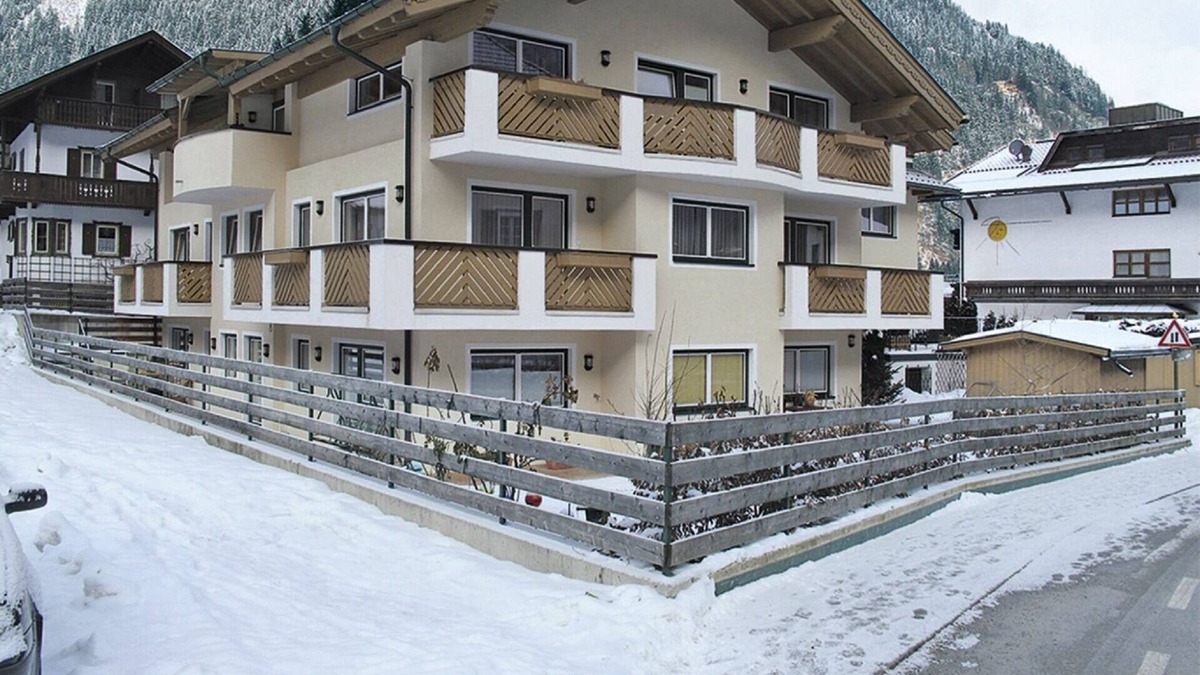 Mayrhofen Apartment | Cosy apartment for 5 people with WIFI, TV, balcony, pets allowed and parking