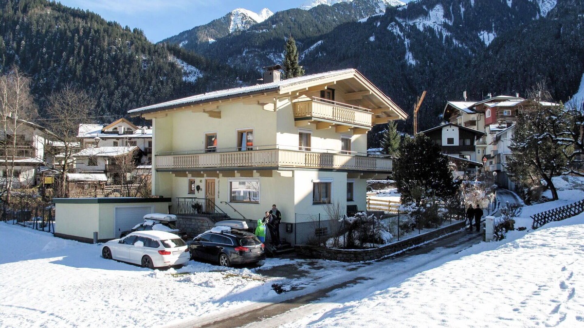 Mayrhofen Apartment | Cosy apartment for 5 guests with WIFI, TV, balcony and parking
