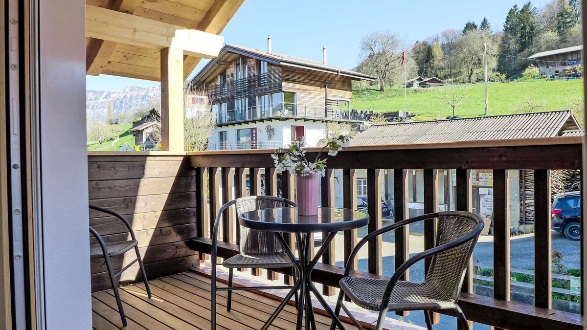 Krattigen Apartment | Cosy apartment for 5 guests with WIFI, TV, balcony and panoramic view