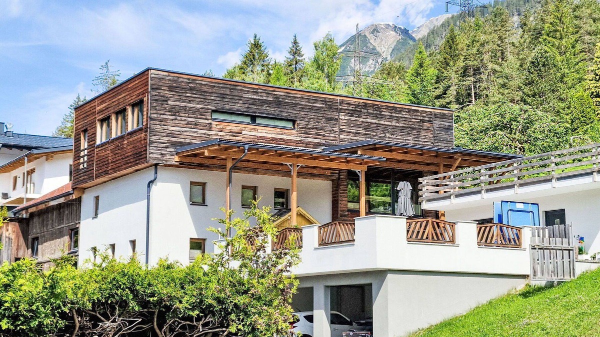 Flirsch Apartment | Cosy apartment for 5 guests with WIFI, TV, patio and pets allowed