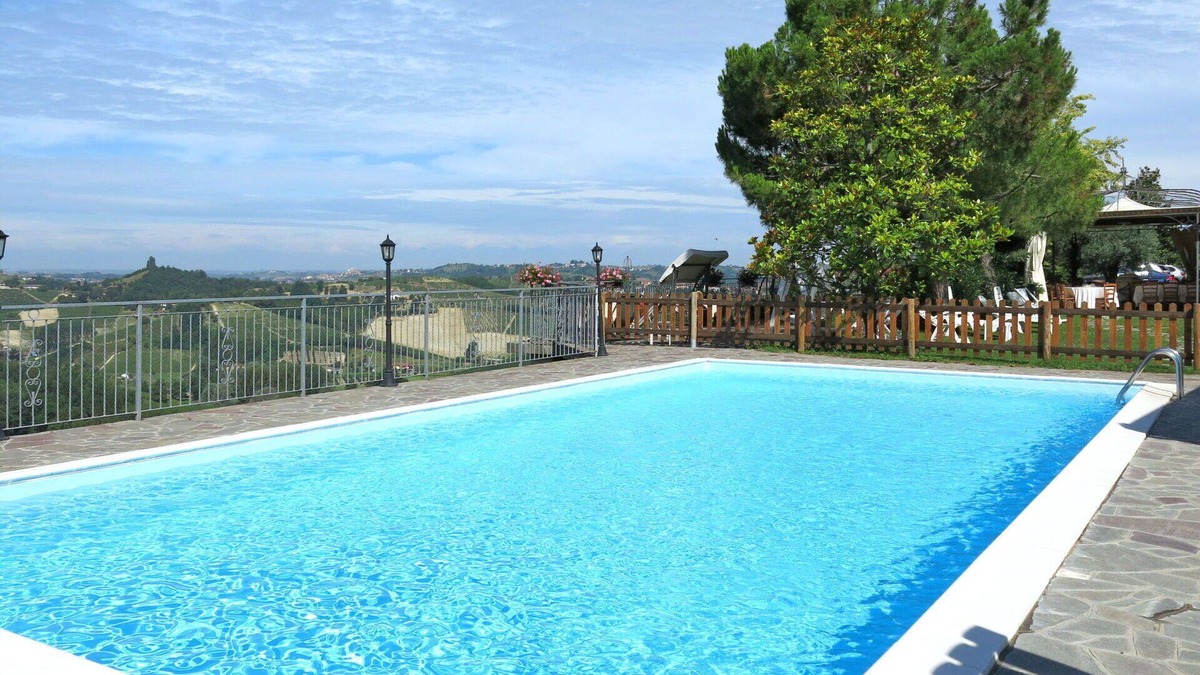 Vinchio Apartment | Cosy apartment for 5 guests with pool, A/C, WIFI, TV, terrace, pets allowed and panoramic view