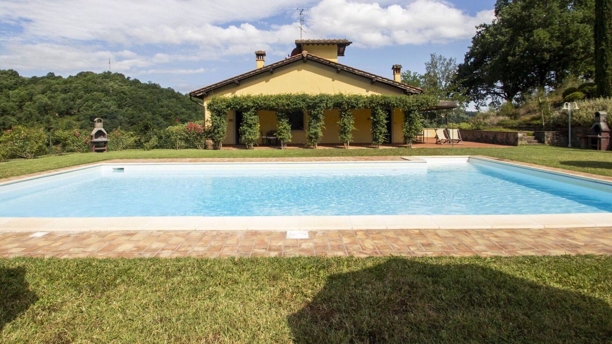 San Giovanni Valdarno Apartment | Cosy apartment for 5 guests with WIFI, pool, TV, pets allowed and parking