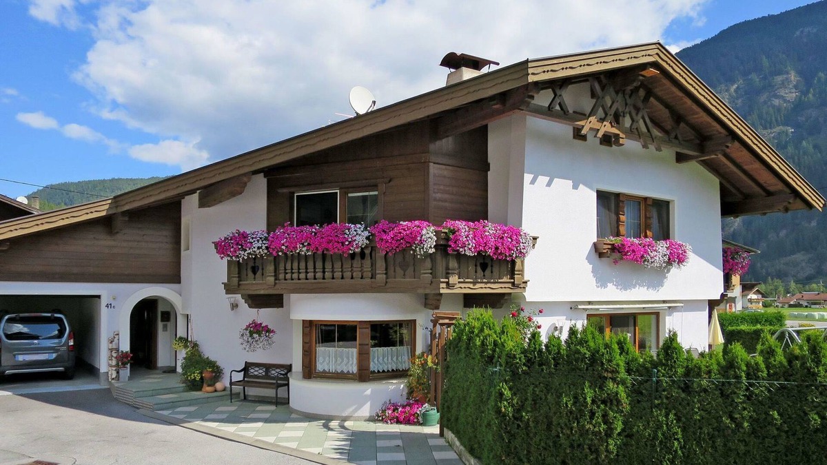 Laengenfeld Apartment | Cosy apartment for 5 people with WIFI, TV, balcony, pets allowed and parking
