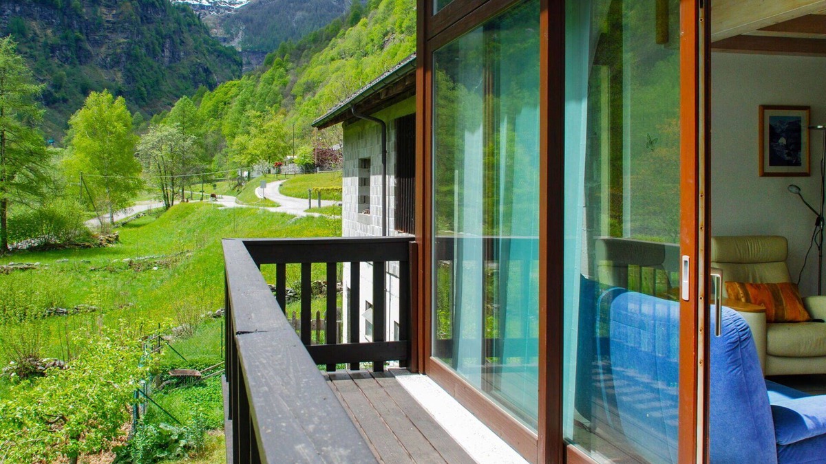 Sonogno Apartment | Cosy apartment for 5 people with WIFI, TV, patio and panoramic view