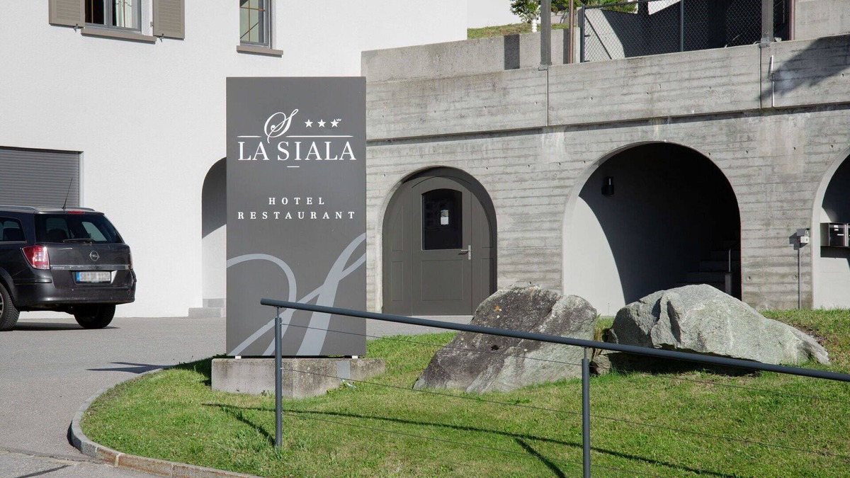Falera Apartment | Cosy apartment for 5 people with WIFI, pool, TV, balcony, panoramic view and parking