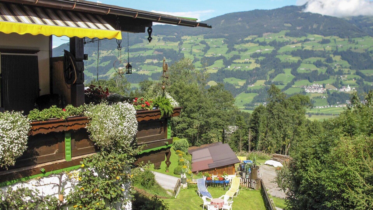 Fuegen Apartment | Cosy apartment for 6 people with WIFI, TV and terrace