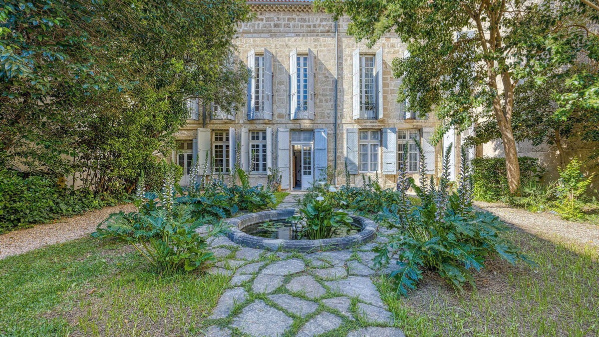Beziers City Centre Apartment | Cosy apartment for 6 guests with WIFI, TV, patio and pets allowed