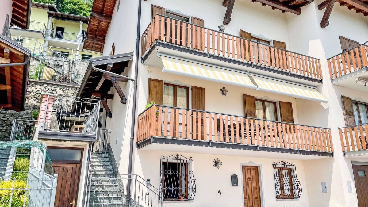 Trezzone Apartment | Cosy apartment for 6 guests with A/C, WIFI, TV, terrace, pets allowed and panoramic view