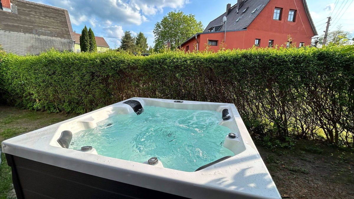 Grossschoenau Apartment | Cosy apartment for 6 guests with WIFI, hot tub, TV, patio, pets allowed and parking