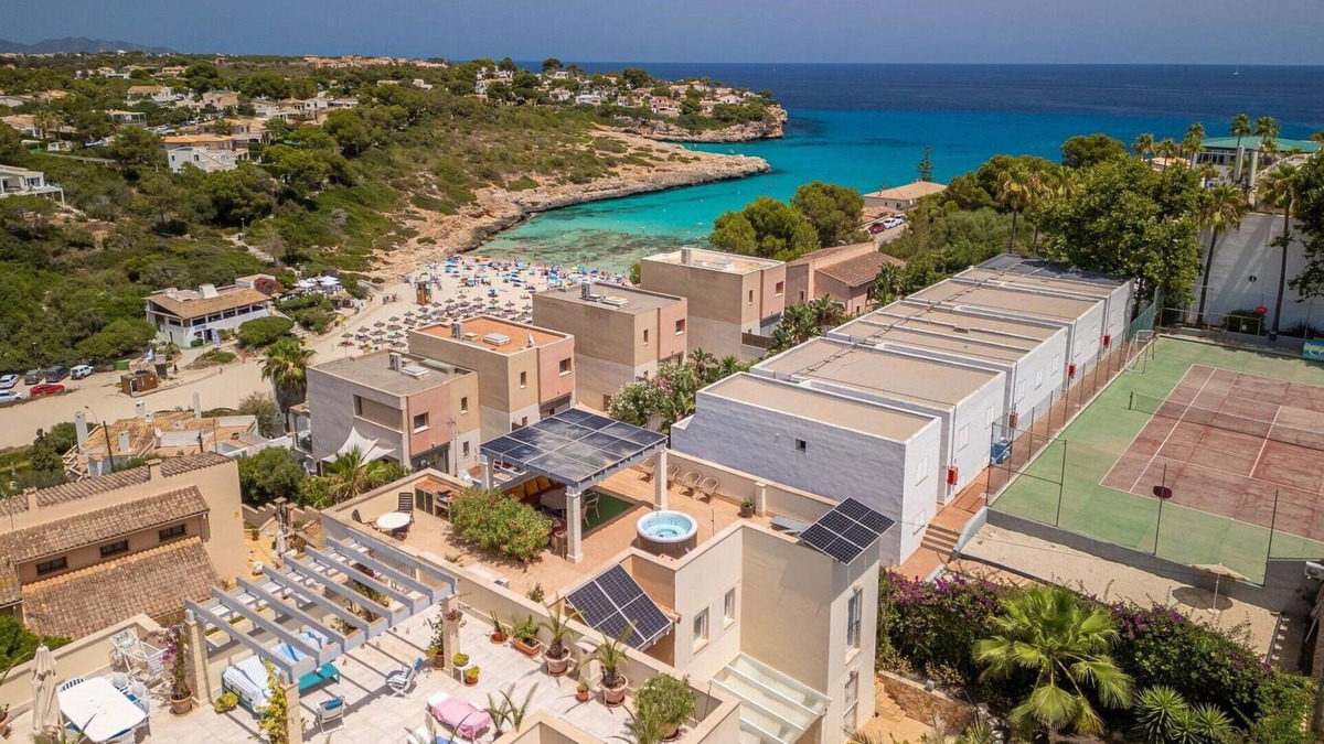 Cala Romantica Apartment | Cosy apartment for 6 people with hot tub, pool, A/C, TV and terrace