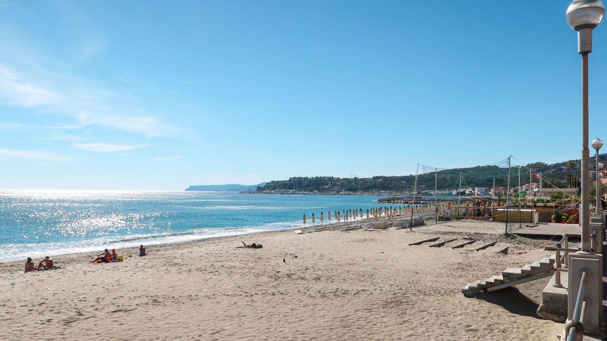 Varazze Apartment | Cosy apartment for 6 people with WIFI, hot tub, A/C, TV, terrace, pets allowed and parking