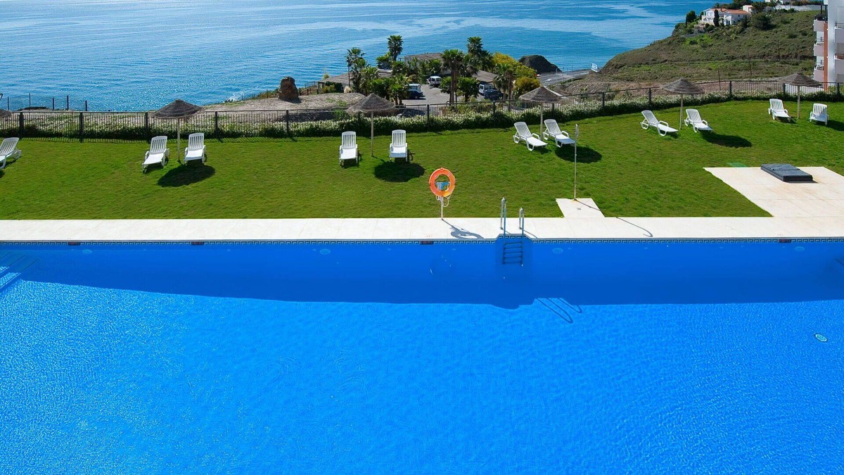 Torrox Costa Apartment | Cosy apartment for 6 people with WIFI, pool, A/C, TV, terrace and pets allowed