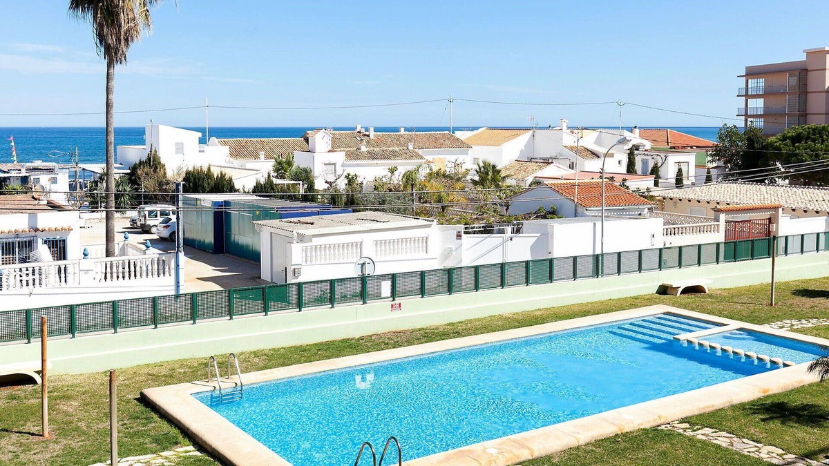 Les Deveses Apartment | Cosy apartment for 6 people with A/C, WIFI, pool, TV and terrace