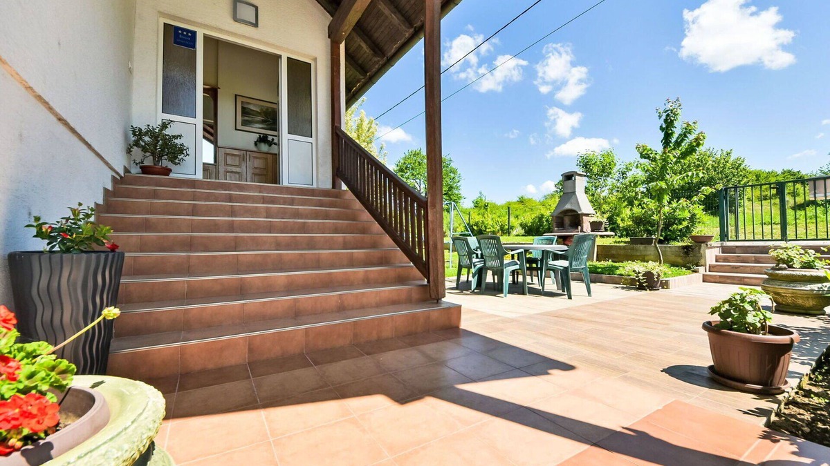 Slunj Apartment | Cosy apartment for 6 people with A/C, WIFI, TV, terrace and parking