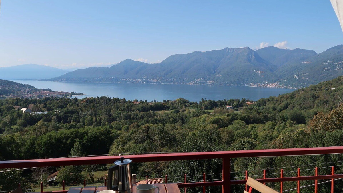 Luino Apartment | Cosy apartment for 6 people with WIFI, TV, terrace and parking