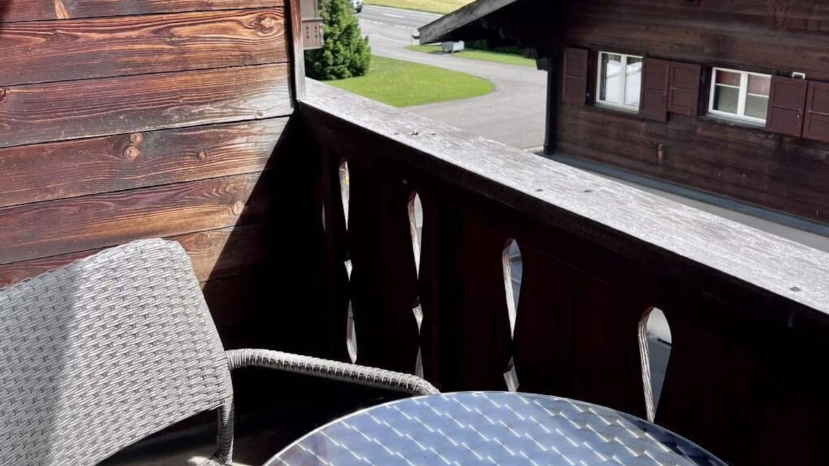 Saanen Apartment | Cosy apartment for 6 people with WIFI, TV, balcony and pets allowed