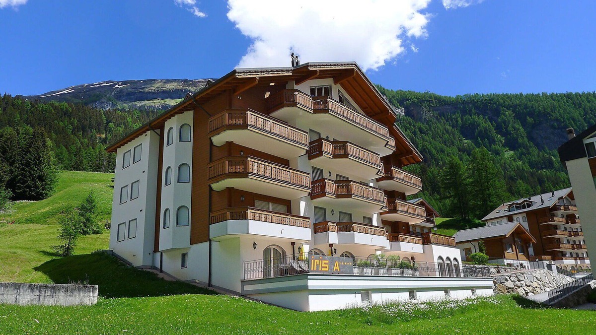 Leukerbad Apartment | Cosy apartment for 7 people with hot tub, WIFI, TV and balcony