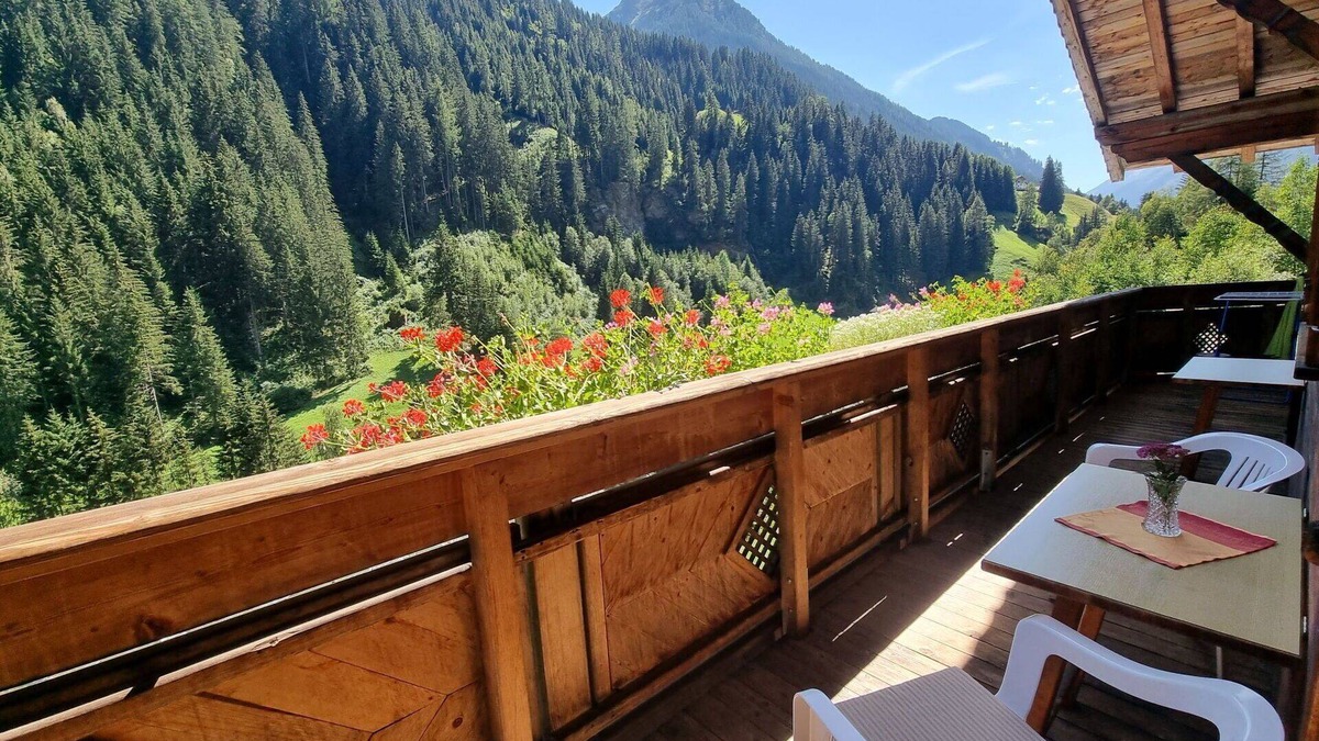 Kappl Apartment | Cosy apartment for 7 guests with WIFI, TV, balcony and pets allowed