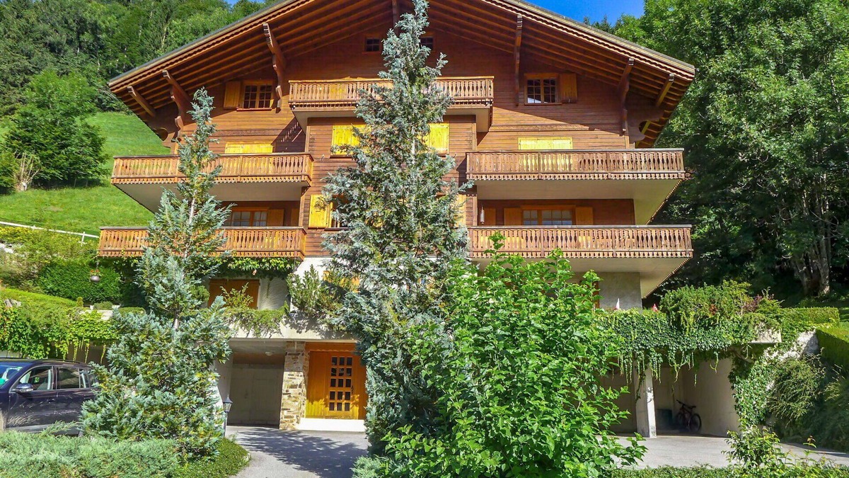 Champery Apartment | Cosy apartment for 7 people with WIFI, TV, patio and panoramic view
