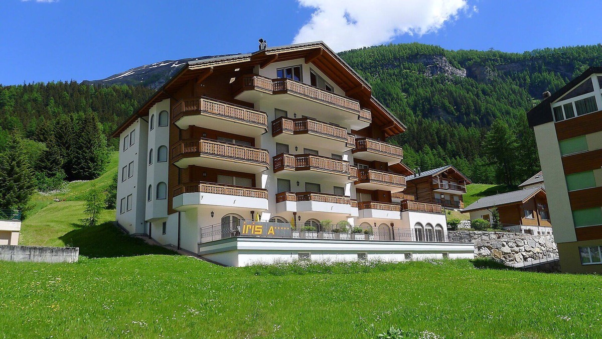 Leukerbad Apartment | Cosy apartment for 8 guests with WIFI, hot tub, TV and balcony