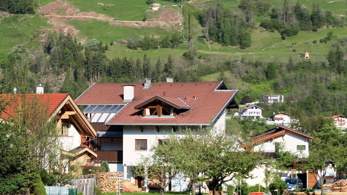 Prutz Apartment | Cosy apartment for 8 guests with WIFI, TV and balcony