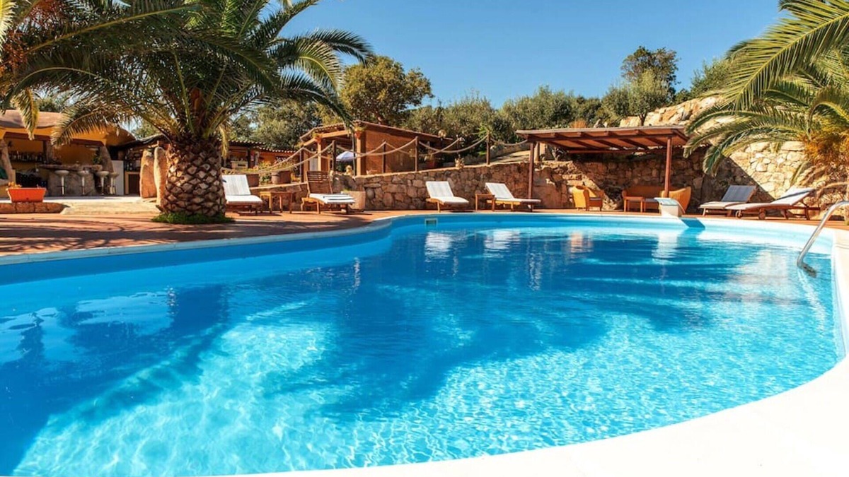 Telti Apartment | Cosy apartment for 8 people with A/C, WIFI, pool, TV, patio, pets allowed and parking