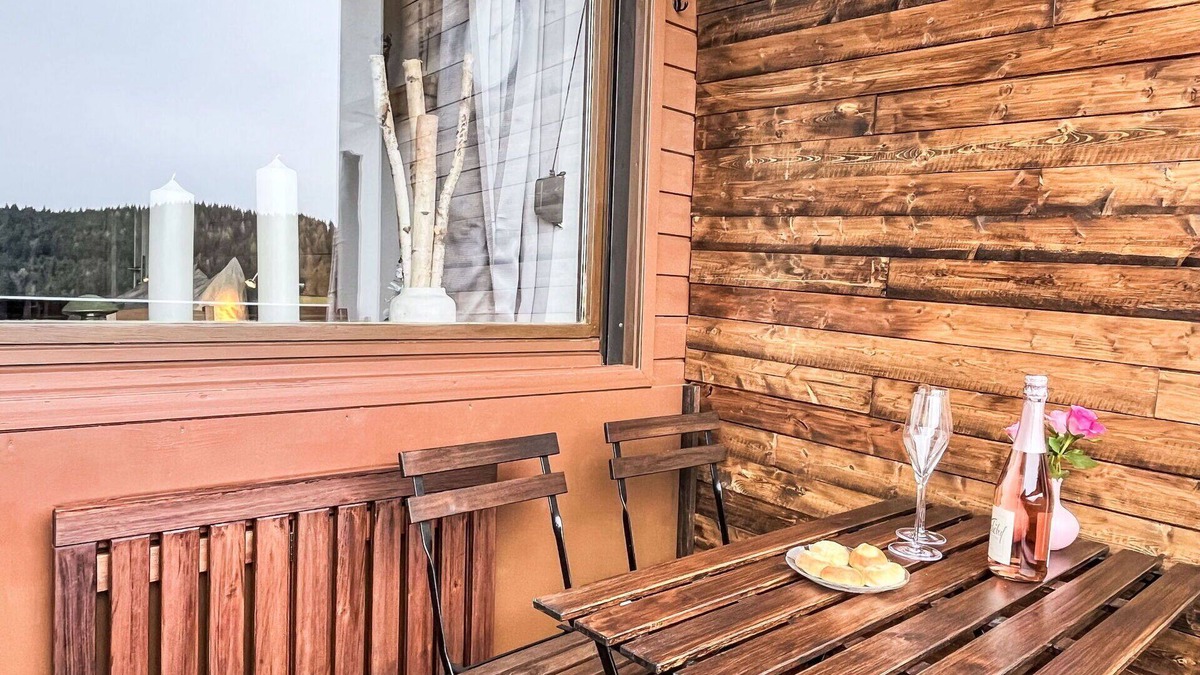 Sankt Urban Apartment | Cosy apartment for 3 people with WIFI, pool, TV and balcony