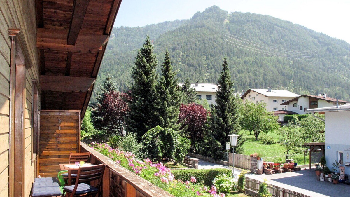 Prutz Apartment | Cosy apartment for 6 guests with WIFI, TV, terrace, pets allowed and parking