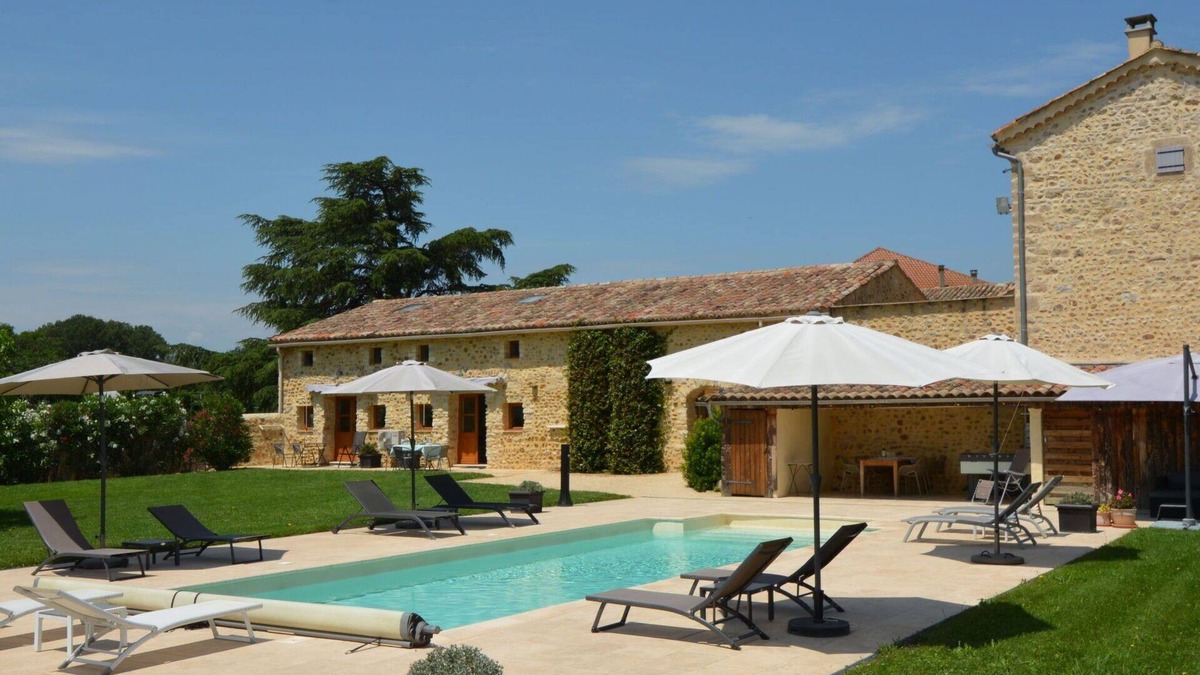Saint-Denis Apartment | Cosy apartment for 6 people with WIFI, pool, TV and terrace