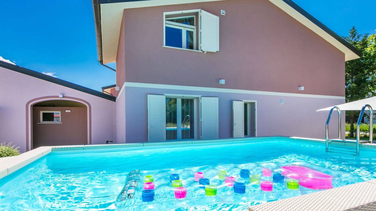 Cecina Apartment | Cosy apartment for 7 guests with A/C, WIFI, private pool, TV, terrace and pets allowed
