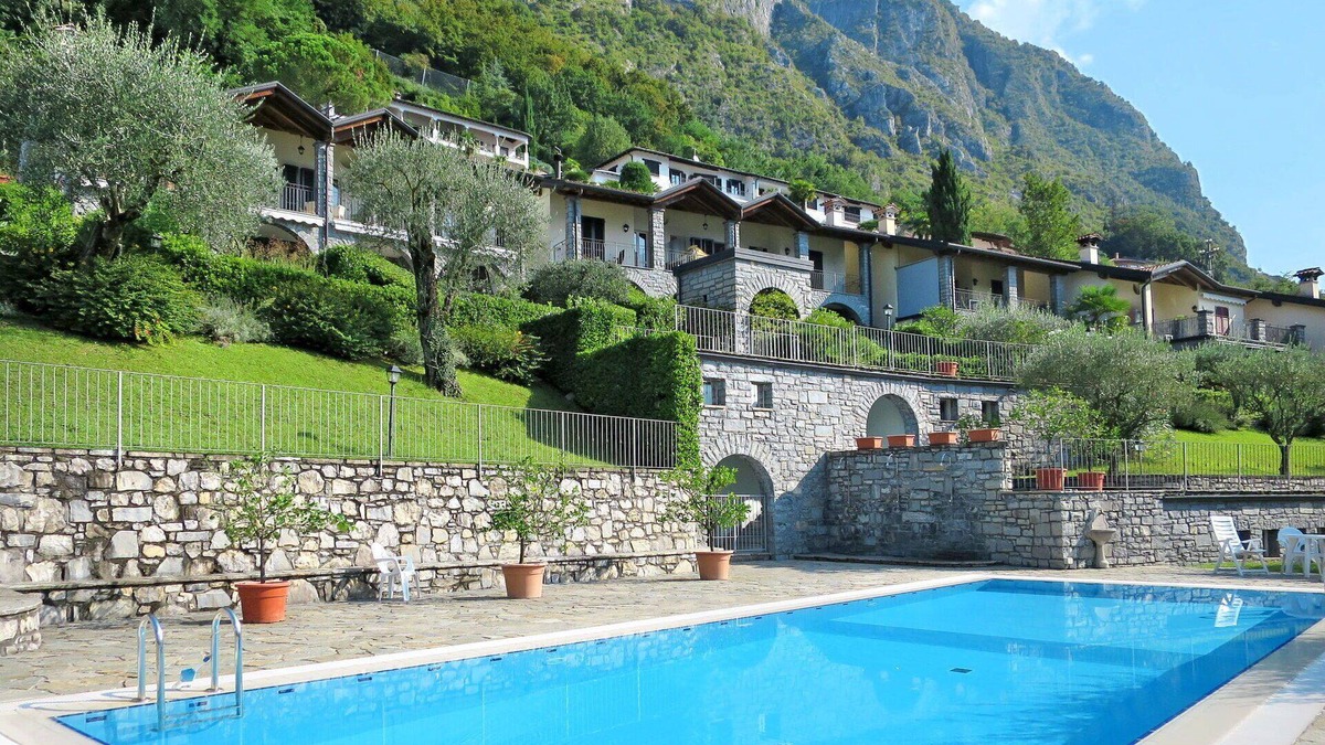Valsolda Apartment | Cosy apartment for 4 people with pool, WIFI, TV, terrace and pets allowed