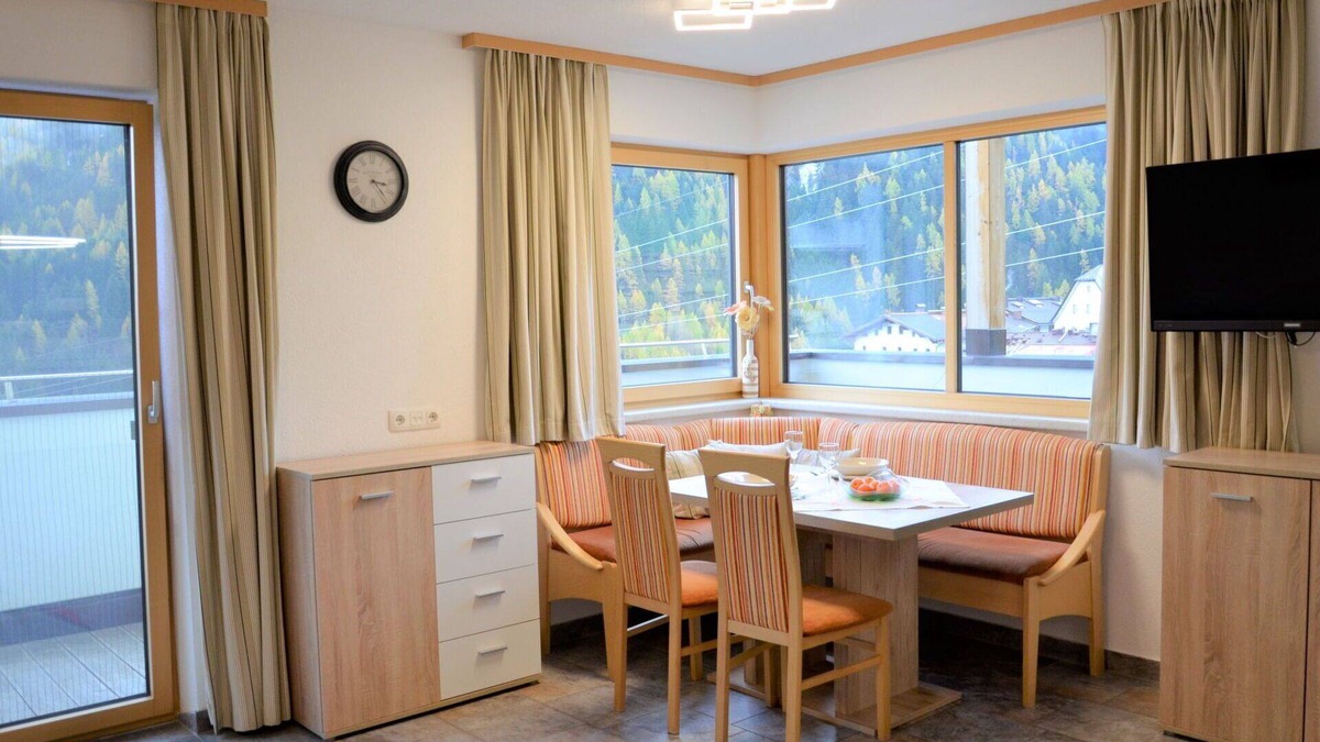Sankt Anton am Arlberg Villa | Cosy apartment in villa for 3 guests with WIFI, TV, balcony, pets allowed and panoramic view