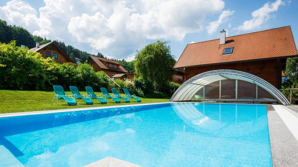 Schlierbach House | Cosy apartment in villa for 6 guests with pool, WIFI, TV, terrace and pets allowed