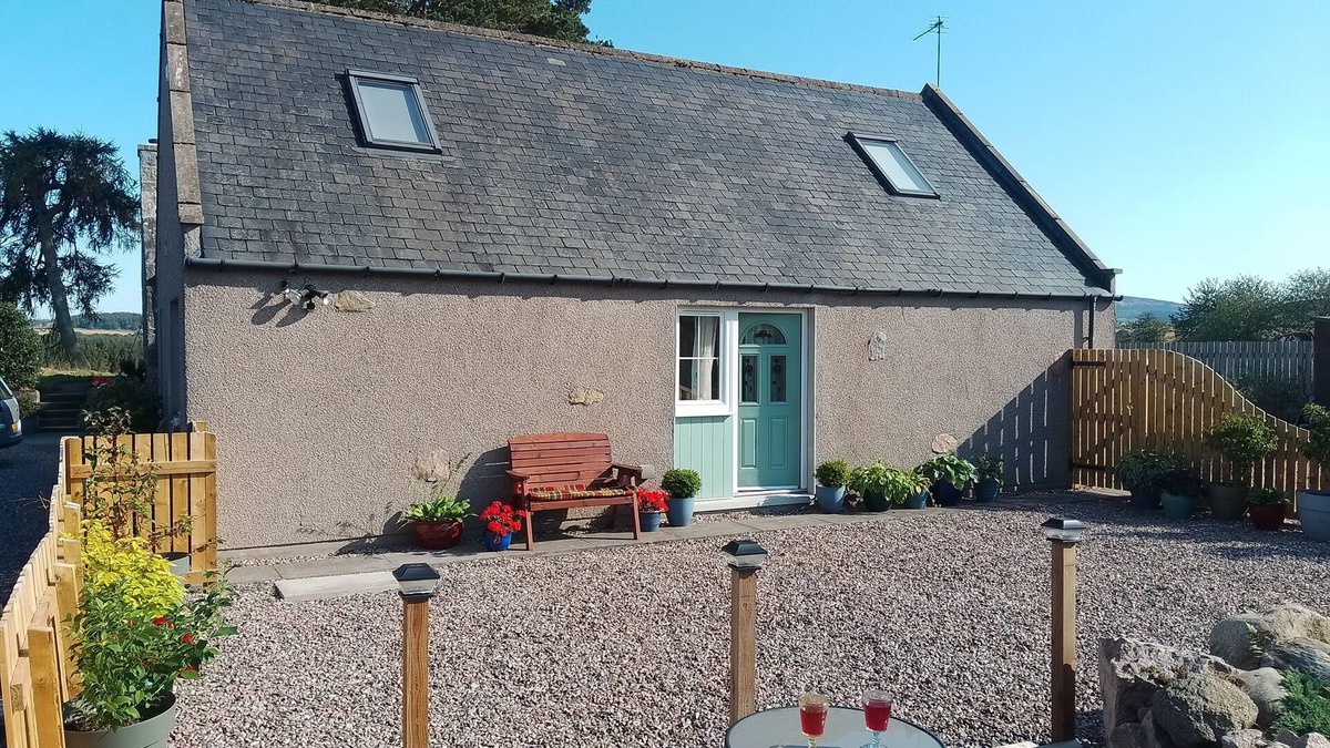 Inverurie Apartment | Cosy apartment in beautiful rural Aberdeenshire, convenient for shire and city.