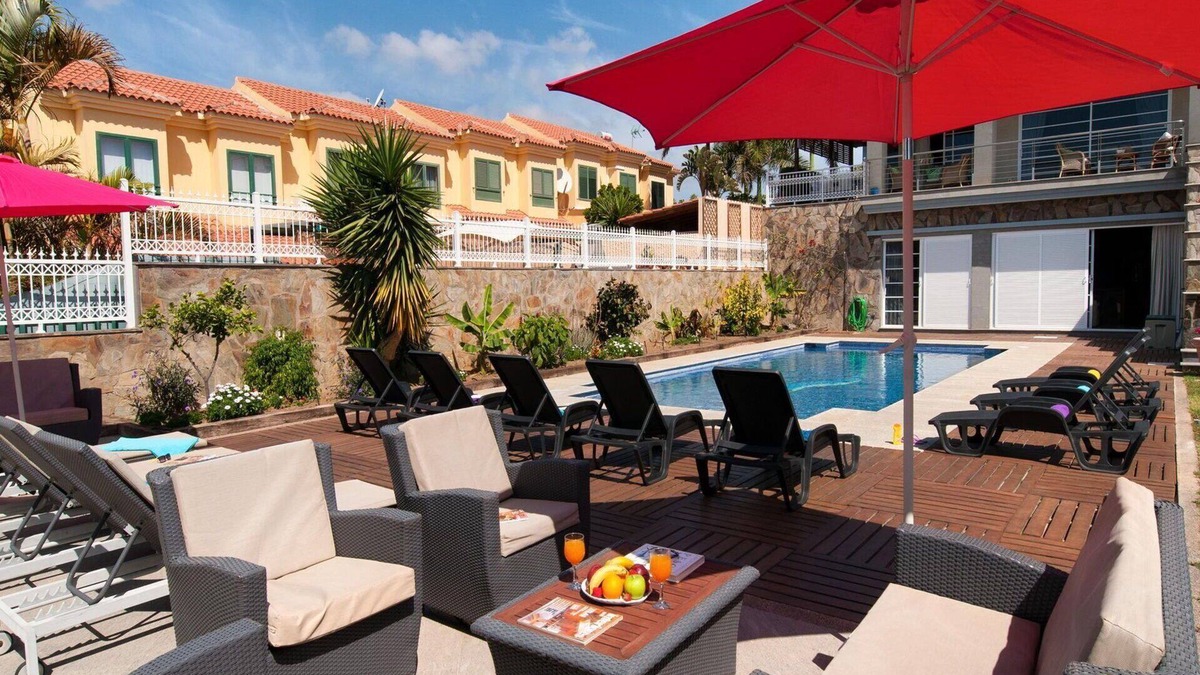 Sonnenland House | Cosy apartment in villa for 10 guests with WIFI, private pool, TV and patio