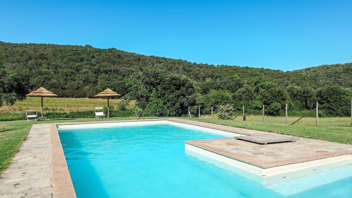 Montorsaio House | Cosy apartment in villa for 4 people with WIFI, pool, TV, patio and pets allowed