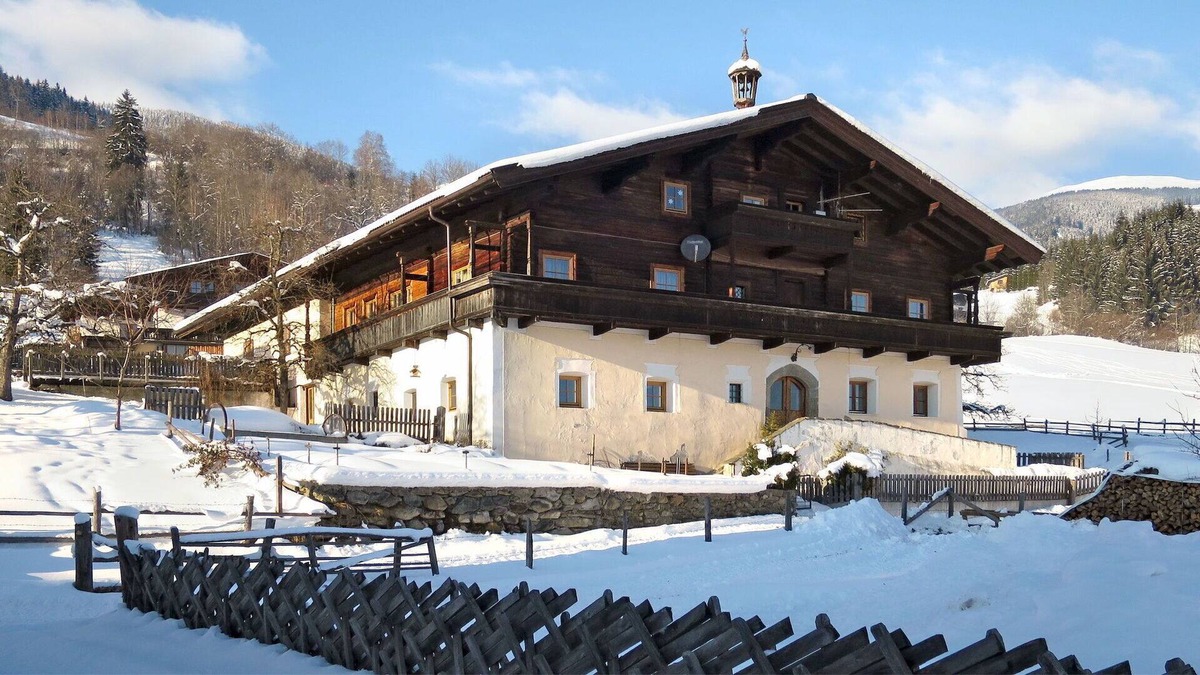 Piesendorf Villa | Cosy apartment in villa for 10 guests with WIFI, TV, patio, pets allowed and parking
