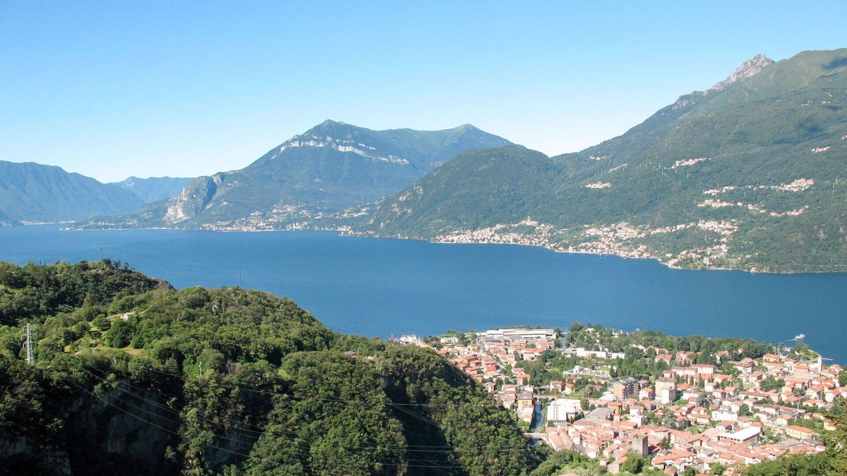 Dervio Villa | Cosy apartment in villa for 12 people with A/C, WIFI, TV, patio, pets allowed and parking