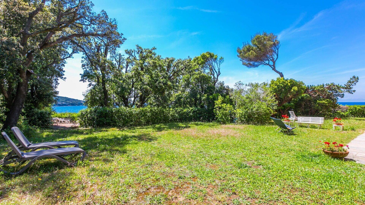 Rosignano Marittimo Apartment | Cosy apartment for 4 people with WIFI, pool, TV and patio