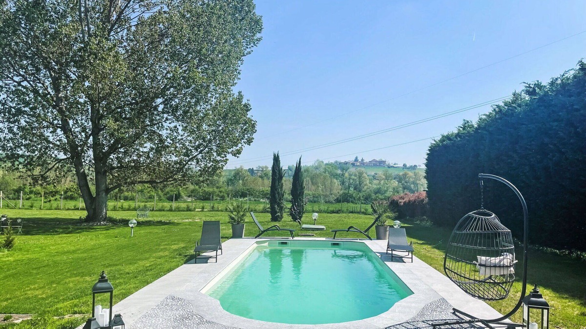 Castell'Alfero Apartment | Cosy apartment for 4 people with WIFI, pool, TV and patio