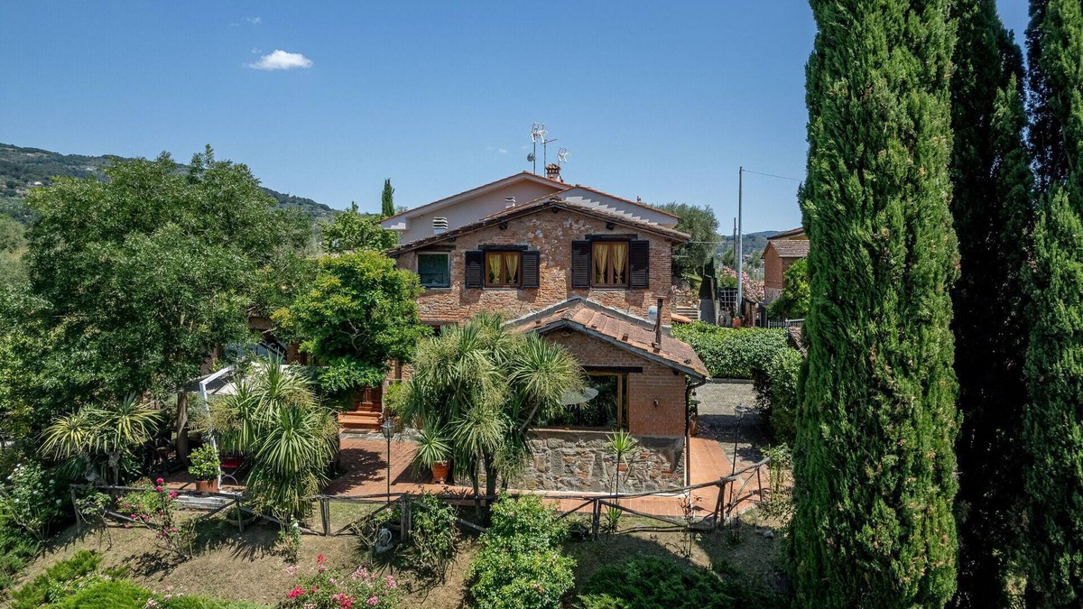 Buggiano Villa | Cosy apartment in villa with WIFI, A/C, pool, TV, patio, pets allowed, panoramic view and parking