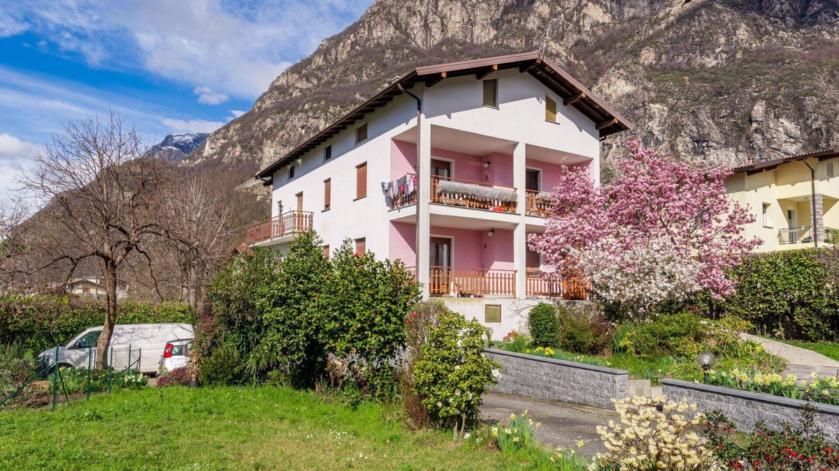 Novate Mezzola Apartment | Cosy apartment for 6 guests with WIFI, TV, patio and pets allowed